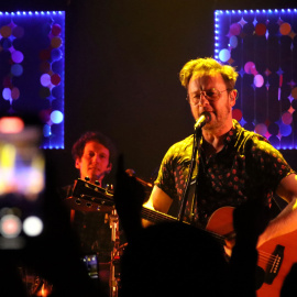 David Carabén canta davant el públic de L'Atlàntida de Vic en el primer concert de la mini gira de Nadal del 2023