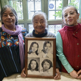 Mirtala Hernández,  su madre y su hermana, en una imagen reciente, portando fotografías de Luz Leticia, desaparecida en 1982.