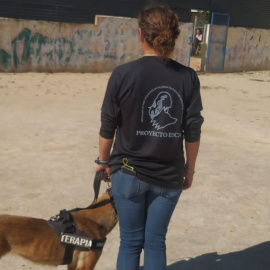 Una mujer con un perro en el Proyecto Escan.