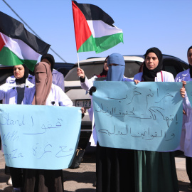 Trabajadores médicos palestinos protestan contra los ataques israelíes en los hospitales, el 23 de octubre de 2024.