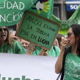 Varias personas durante una concentración por la educación pública, frente a la Consejería de Educación.