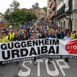 Imagen de archivo de cientos de personas durante una manifestación contra la construcción del museo Guggenheim Urdaibai, en Gernika-Lumo, Vizcaya, País Vasco (España).