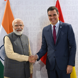 El presidente del Gobierno, Pedro Sánchez, junto al primer ministro de India, Narendra Modi, en un encuentro durante la cumbre del G20 en Roma en 2021.