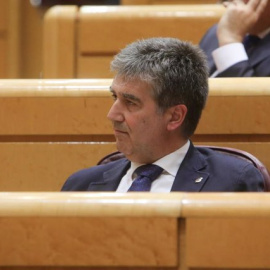 El portavoz del Grupo Popular en el Senado, Ignacio Cosidó, sentado en su escaño durante el último pleno de control al Gobierno en el Senado de la primera legislatura de Pedro Sánchez.