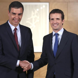 09/07/2019.- El presidente del Gobierno en funciones, Pedro Sánchez (i) saluda al líder del PP, Pablo Casado, durante la entrevista que han mantenido en una nueva ronda de consultas para la investidura, este martes en el Congreso de los Diputados. EFE/K