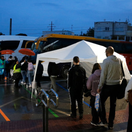 Cua de passatgers per agafar l'autobus des de Sant Vicenç de Calders cap a Tarragona