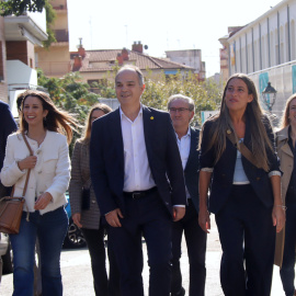 Jordi Turull i la nova executiva de Junts en l'arribada al congrés de Calella aquest diumenge.