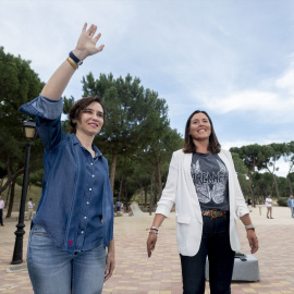 La presidenta de la Comunidad de Madrid y del Partido Popular de Madrid, Isabel Díaz Ayuso (d), y la candidata del PP a la Alcaldía de Arroyomolinos, Ana Millán Arroyo (i), durante un encuentro con afiliados, en el Pinar de Arroyomolinos, a 24 de abril