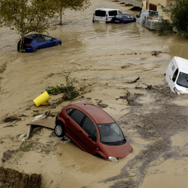 Estado en el que ha quedado los coches en la localidad malagueña de Álora tras el desborde del río Guadalhorce debido a las lluvias torrenciales, a 29 de octubre de 2024.