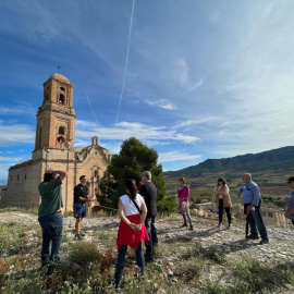 Un grup de persones visitant el Poble Vell de Corbera d'Ebre