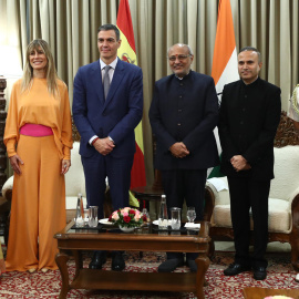 29/10/2024 El presidente del Gobierno, Pedro Sánchez (3i), junto a su esposa Begoña Gómez (2i), durante un encuentro con el gobernador del Estado de Maharashtra, Shri C.P. Radhakrishnan (3i)