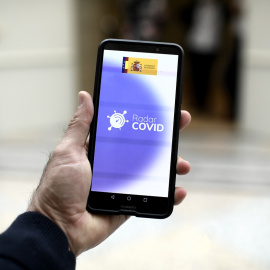 Una persona utiliza desde su teléfono móvil la aplicación ‘Radar Covid’. E.P./Óscar Cañas