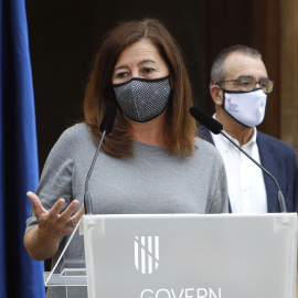 La presidenta del Gobierno balear, Francina Armengol (i), y el vicepresidente regional y conseller de Transición Energética, Sectores Productivos y Memoria Democrática, Juan Pedro Yllanes, durante una rueda de prensa, el 2 de junio de 2021, en Palma, I