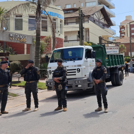 Miembros de la Policía custodian la calle en la que se derrumbó un edificio, en Villa Gesell, en la costa de la provincia de Buenos Aires (Argentina).