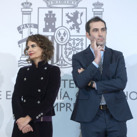 La vicepresidenta primera y ministra de Hacienda, María Jesús Montero, con el nuevo ministro de Economía, Carlos Cuerpo, durante el acto de traspaso de cartera. E.P./Alberto Ortega / Europa Press