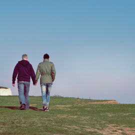 Una pareja caminando por unos acantilados.