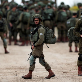 Un pelotón de soldados israelíes se prepara para salir a patrullar en la frontera entre Israel y Gaza. Foto: Atef Safadi / EFE