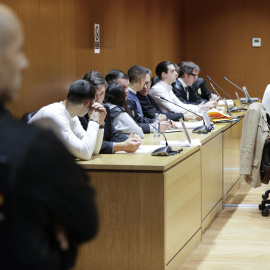 30/10/24 Los acusados de la muerte de Samuel, con sus abogados y frente al estrado de las acusaciones, este miércoles en la Audiencia Provincial de A Coruña.