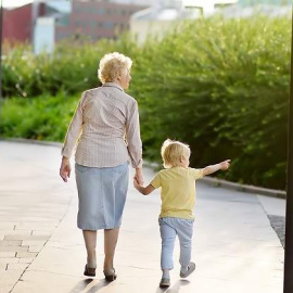 Abuela y su nieto paseando.