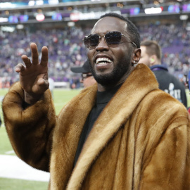 Fotografía de archivo de Sean 'Diddy' Combs, saludando antes del inicio del Super Bowl LII en el US Bank Stadium.