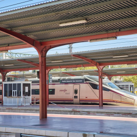 Vista de un tren en un andén de la Estación Madrid Chamartín–Clara Campoamor, a 7 de noviembre de 2022, en Madrid.