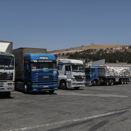 Camiones cargados con ayuda humanitaria proporcionada por la organización del Programa Mundial de Alimentos ingresan desde Turquía a los territorios del noroeste de Siria. FOTOGRAFÍA DE ARCHIVO.