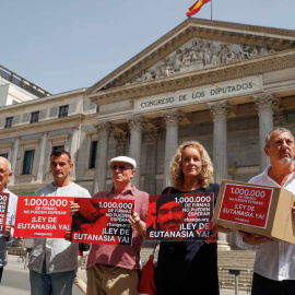 Representantes de la lucha por la regulación de la eutanasia entregan en el Congreso más de un millón de firmas para solicitar que se despenalice la ayuda a morir dignamente. EFE