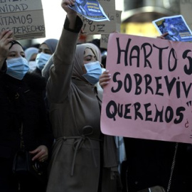 Vecinas de Cañada Real con pancartas reivindicativas durante una manifestación en la Puerta ante la sede del Gobierno regional, para reclamar solución para los cortes de suministro eléctrico que sufren, en Madrid