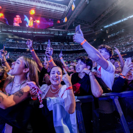 Imagen de archivo del público durante un concierto de Duki en el Bernabéu.