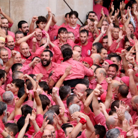 Celebració de la Colla Vella després de descarregar el pilar de 8 amb folre i manilles a la diada de Santa Úrsula