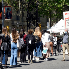 Diverses persones fan cua per a la signatura de llibres en el dia de Sant Jordi, a 23 d'abril de 2021, a Barcelona.