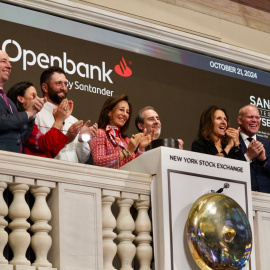 : Ana Botín, presidenta de Banco Santander junto al golfista Jon Rahm, Héctor Grisi, CEO de Banco Santander, Lynn Martin, presidenta de la Bolsa de Nueva York y directivos de Openbank y de la Bolsa de Nueva York en el lanzamiento de Openbank en la NYSE.