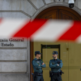 Agentes de la Guardia Civil permanecen apostados en el exterior de la sede de la Fiscalía General del Estado este miércoles.