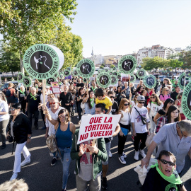 Varias personas participan, con pancartas, en una manifestación antitaurina, en la plaza de toros de las Ventas, a 24 de septiembre de 2022, en Madrid (España). Archivo.