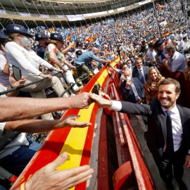 El presidente del PP, Pablo Casado, saludando a los asistentes en el cierre de la Convención Nacional del PP en la Plaza de Toros de Valencia.