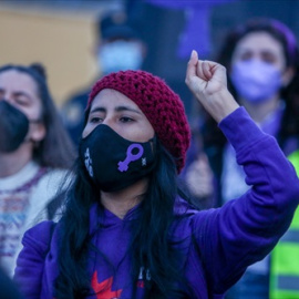 Una mujer grita durante una marcha y batukada feminista en el CIE de Aluche, en Madrid (España), a 5 de marzo de 2021.