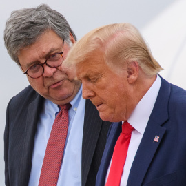 Fotografía de archivo de Donald Trump junto al fiscal general de EEUU, William Barr.