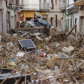 Vista de una calle afectada en Paiporta, tras las fuertes lluvias causadas por la DANA, este miércoles.