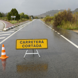 Carretera de acceso al municipio de Manuel (València) cortada a causa de las lluvias torrenciales.