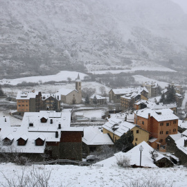 Pla general del poble d'Espot, al Pallars Sobirà, ben nevat