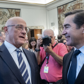 El presidente del Banco Sabadell, Josep Oliú (i), conversa con el del BBVA, Carlos Torres (d), en el acto de posesión de José Luis Escrivá como nuevo gobernador del Banco de España.