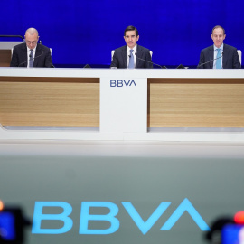 (I-D) El consejerio delegado de BBVA, Onur Genç, el presidente del banco, Carlos Torres Vila, y el secretario general y del consejo de administración, Domingo Armengol, durante una junta de accionistas, en el Palacio de Euskalduna de Bilbao. E.P./H.Bilb