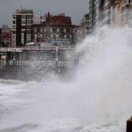 La borrasca Fien provoca un fuerte oleaje en Gijón