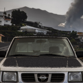 Un coche cubierto de ceniza tras la lluvia de ceniza, en Los Llanos de Aridane, a 1 de octubre de 2021, en Los Llanos de Aridane, La Palma.