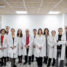 Foto de familia de los asistentes a una rueda de prensa para informar de las últimas novedades en la sede de Amyts, a 17 de enero de 2023, en Madrid (España).