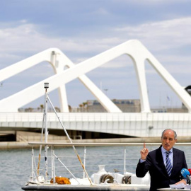 08/05/2019 - Francisco Camps en la dársena del puerto de Valencia durante la rueda de prensa en la que anunció que se querellaría contra la jueza que le procesó por la construcción del circuito de Fórmula 1 | EFE/ Manuel Bruque