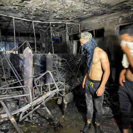 25/04/2021. Varias personas observan el estado del hospital de Al Jatib, en Bagdad, tras el incendio de este domingo. - Reuters