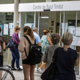 Un grupo de personas a las puertas de los centros de salud valencianos durante el primer día en el que cuentan con el 100% de la presencialidad en sus instalaciones, a 4 de octubre de 2021, en Valencia, Comunidad Valenciana.