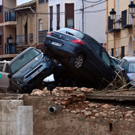 Dos vecinas de Paiporta caminan entre los desastres provocados por la DANA, a 31 de octubre de 2024.