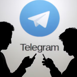 Dos hombres, junto al logo de Telegram.